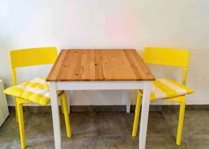 Nicely Furnished 1 Bedroom In Apartment