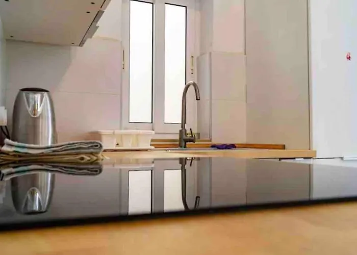 Nicely Furnished 1 Bedroom In Apartment